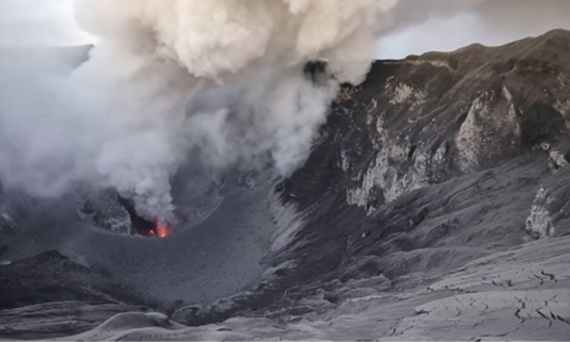 Gunung Dukono Meletus 3 Kali Pagi Ini, Kolom Abu Capai 1.600 Meter!