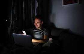 Bahaya Membaca di Tempat Gelap bagi Kesehatan Mata