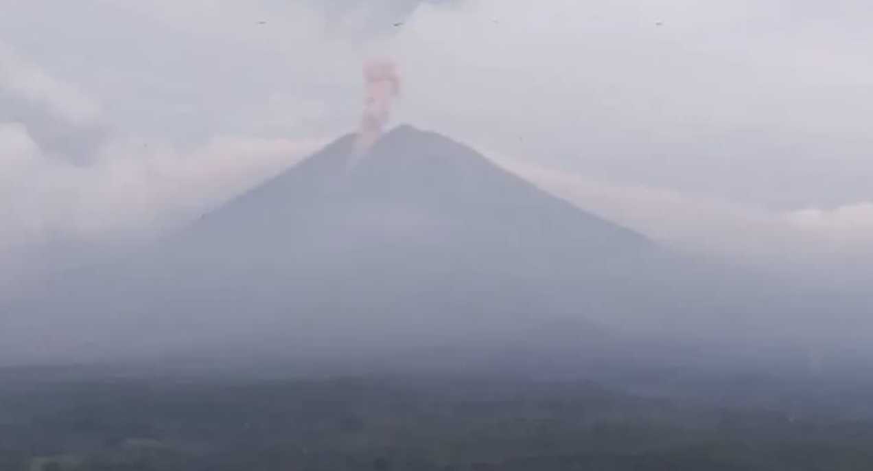 Status Siaga! Gunung Semeru Meletus 6 Kali, Abu Vulkanik Menjulang 1 Km
