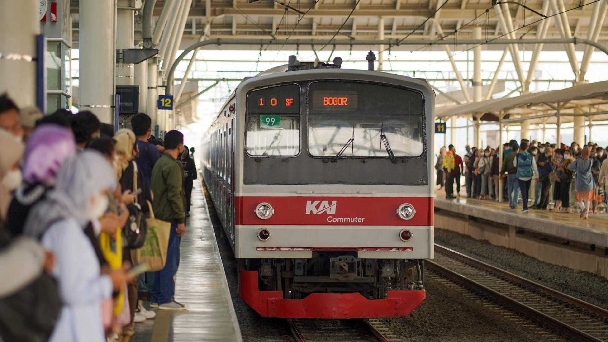 Fakta Viral: 7 Kronologi Pemecatan Petugas KAI Gara-Gara Tumbler Hilang di KRL