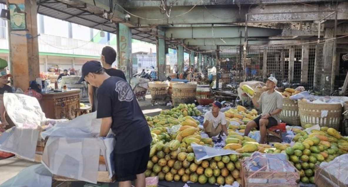 Bangkit dari Puing Api, Pedagang Pasar Kramat Jati Mulai Jualan Lagi